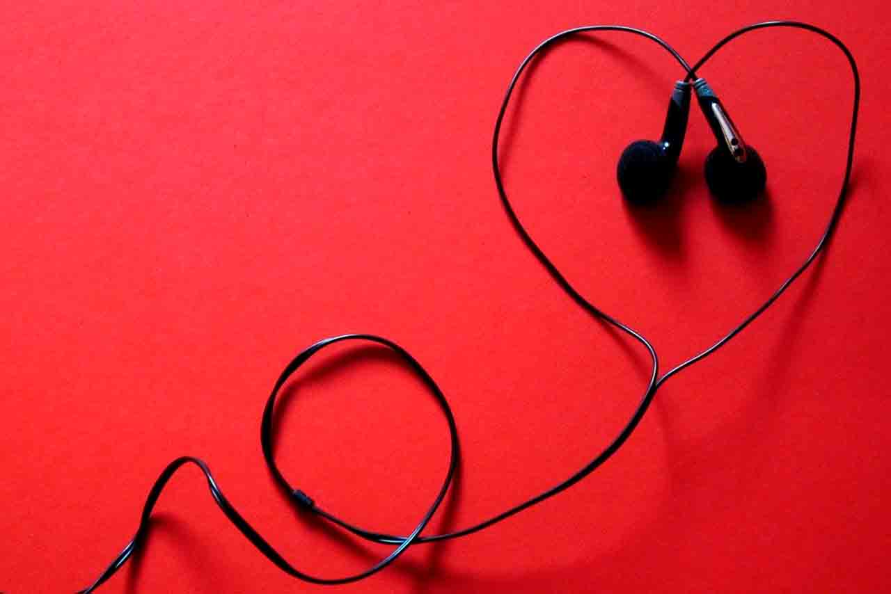 headphones 424163 1280